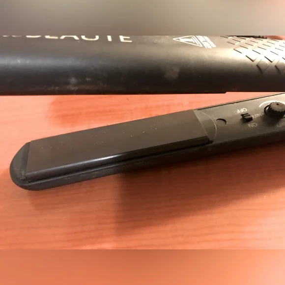 ✨LE BEAUTE CERAMIC FLAT IRON 1.25 INCH 💇🏾♀️ - Picture 5 of 5